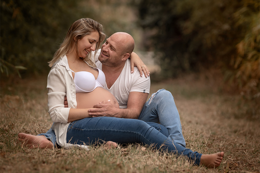 Pareja esperando el niño. Embarazo avanzado. Dulce espera para esta familia y su sesión de fotos en el campo.