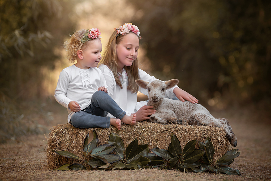 Hermanas compartiendo una tarde en el campo. Atardecer en el book de niños. Barby Massei fotografia
