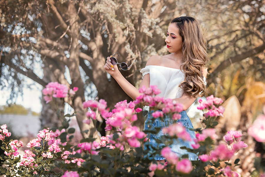 15 años en la naturaleza rodeada de flores rosas. Book de fotos en la sesión de Santa Fe. Barby Massei