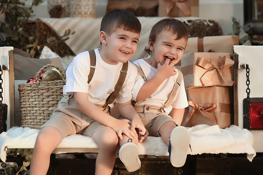 Paquetes de regalo y decoración navideña para la sesión de fotos para el book. Campo al atardecer en esta tarde de fotos. Barby Massei