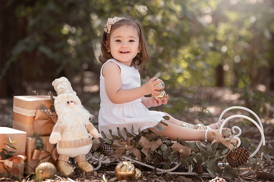 Niña en trineo para el book de fotos de Navidad. Papá Noel en el campo de Santa Fe. Barby Massei fotos.