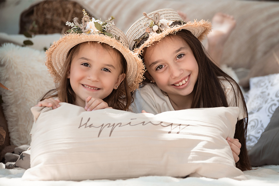 Hermanas, con sombrero de paja decorado con flores en el book de fotos para navidad en el campo. Barby Massei fotografía.
