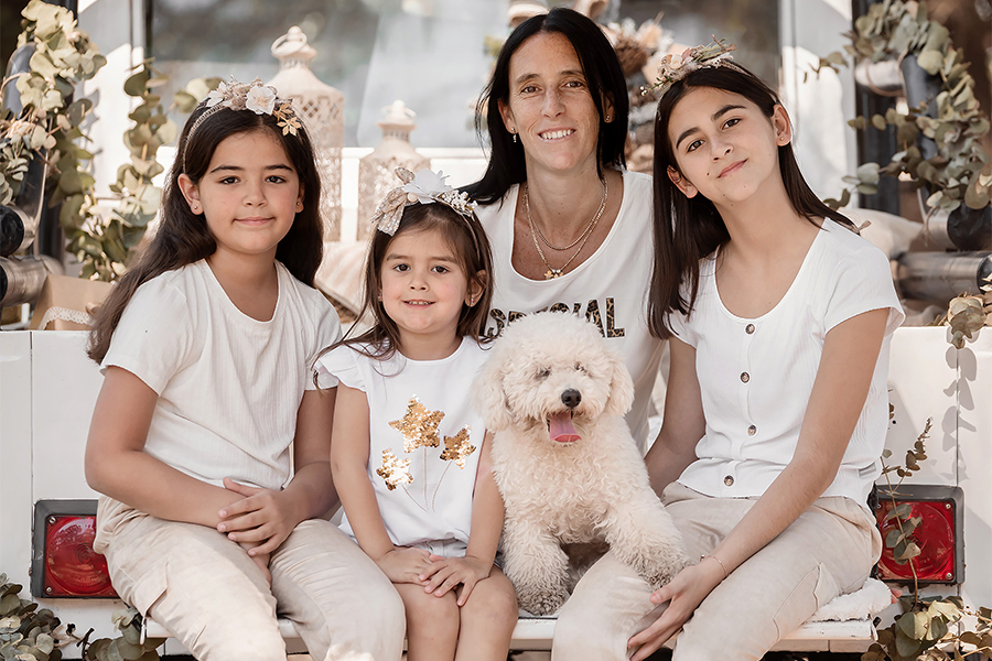Familia vestida de blanco para recibir la navidad. Sesión de fotos para el book en el campo al atardecer. Barby Massei.