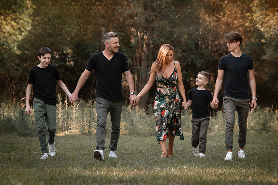 Familia caminando en el campo para el book de fotos. Atardecer en San José de la esquina. Retrato de familia numerosa.