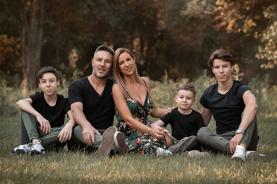 Familia de 5 personas posando para el book de fotografías. Barby Massei fotografías. San José de la Esquina