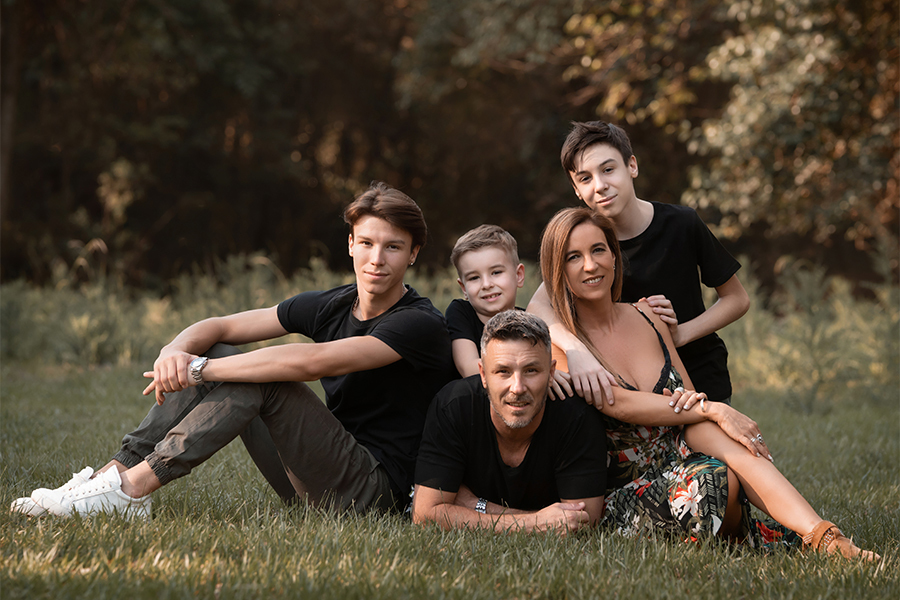 Retrato de familia en el campo. Barby Massei fotografía.Book de fotos en el cesped. Santa Fe
