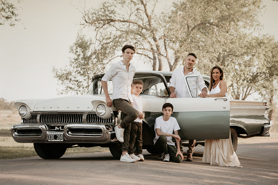 Antiguo auto vintage en la sesión de fotos fasmiliares. Santa Fe, campo argentino.