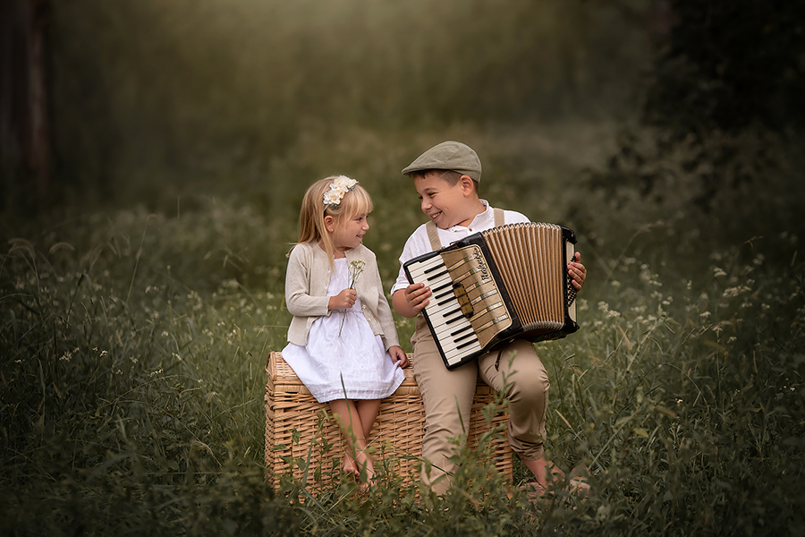 Hermanos haciendo música en la sesión de fotos. Campo de Santa Fe. Book de fotos de Barby Massei.