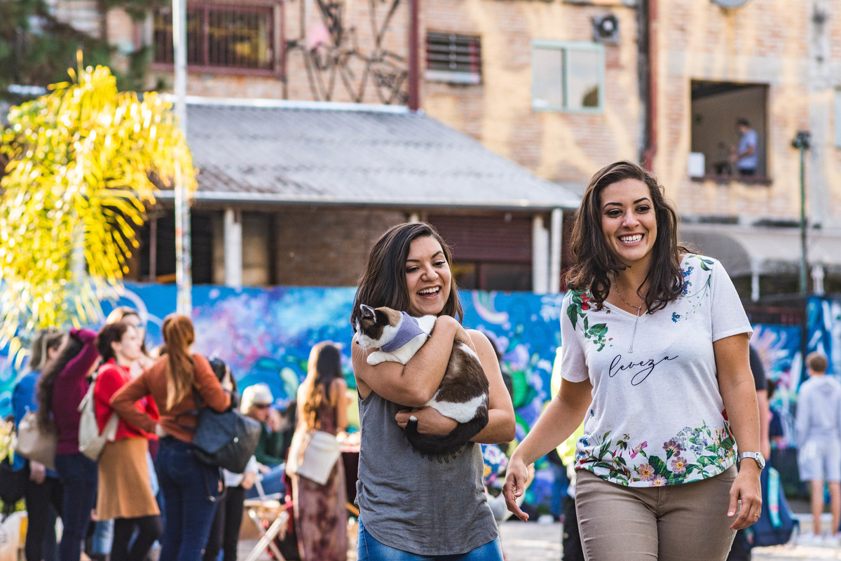 camila e juliana caminham pelo beco do batman