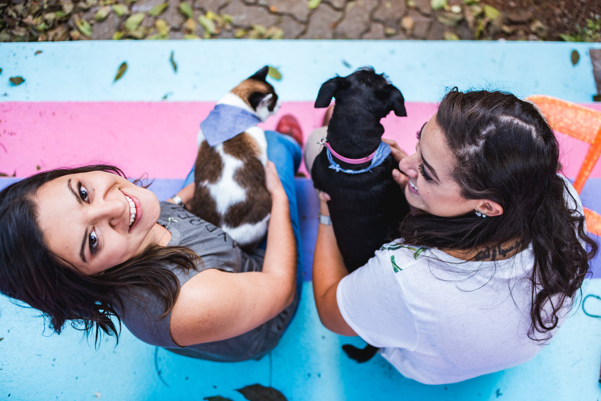 camilia e juliana com seus pets numa escadaria