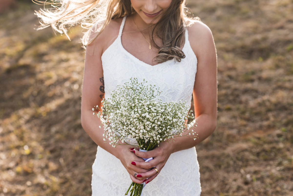 noiva olha para buquet