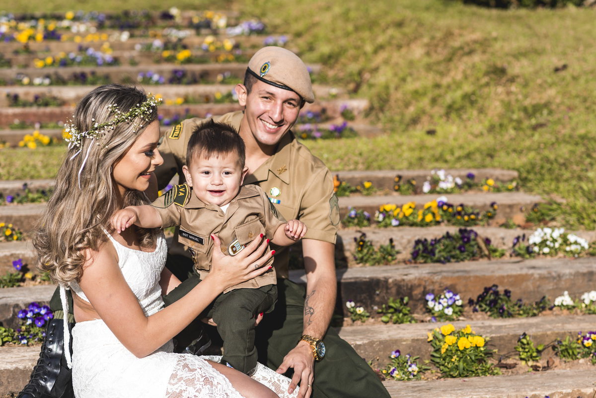 criança nos braços da mãe