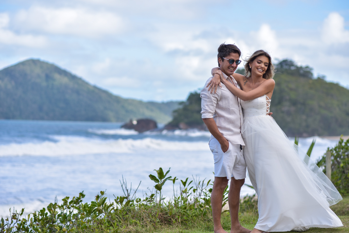 Francisco Sanini e Paola se abraçam na praia