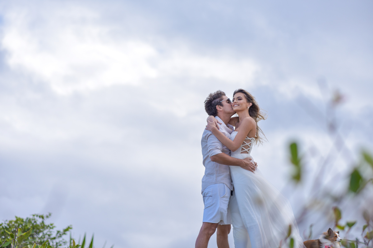 Francisco Sanini e Paola se beijam no horizonte