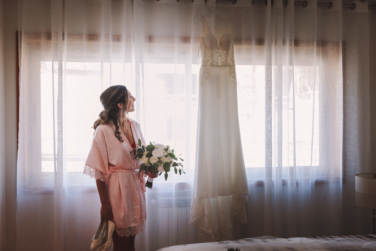 noiva com ramo e vestido