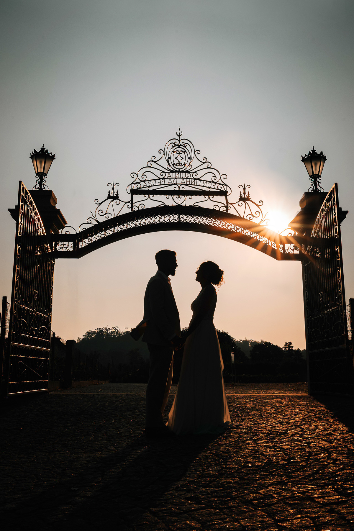 fotografia em contraluz de casamento