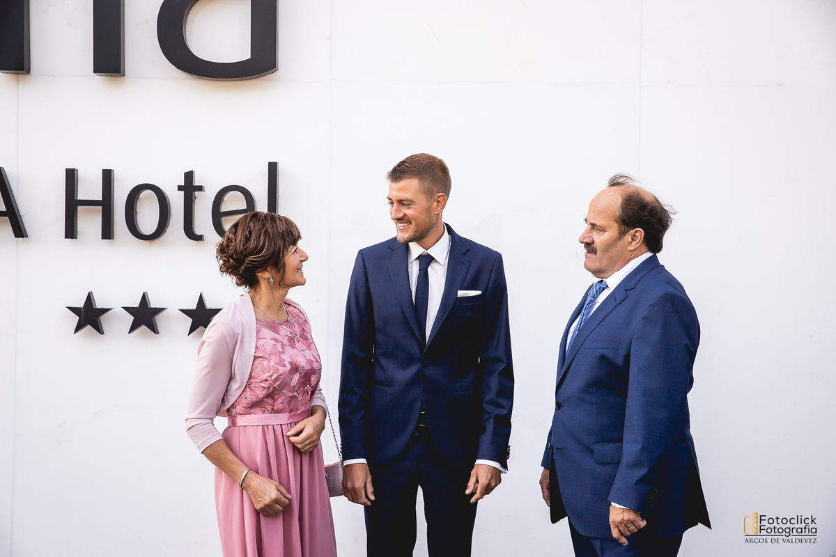 fotografia de casamento momento dos pais com o noivo. outfit, hotel axis viana