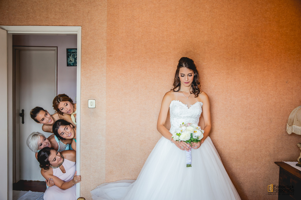 momento descontraido da noiva com as amigas. fotografia de casamento, noiva, vestido de noiva