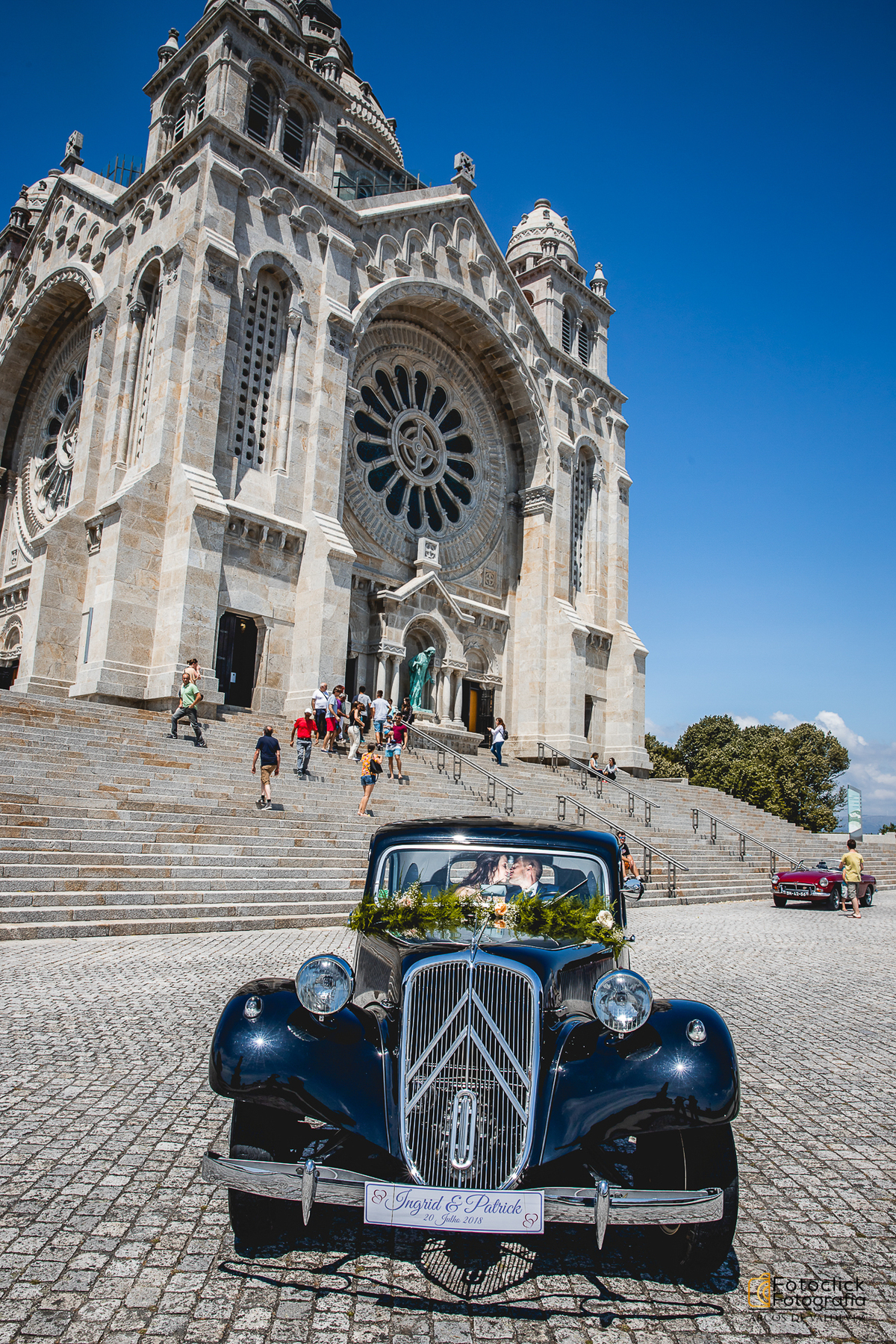 foto noivos no carro antigo