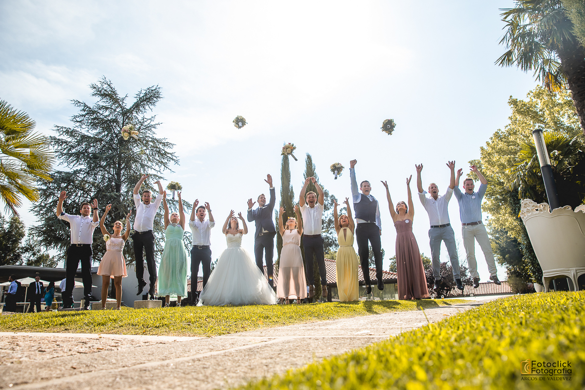 foto de grupo a lançar ramos