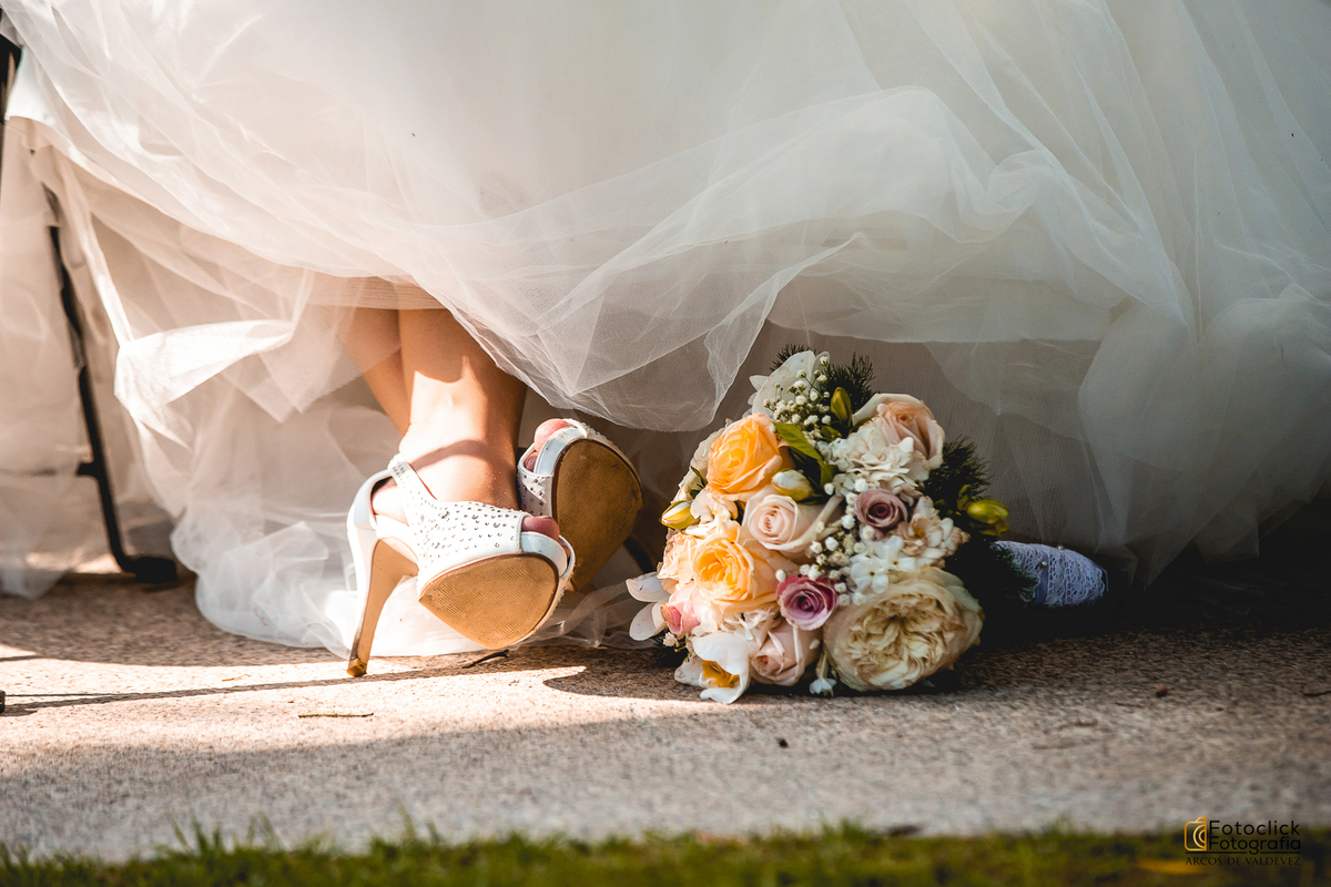 sapatos noiva e ramo