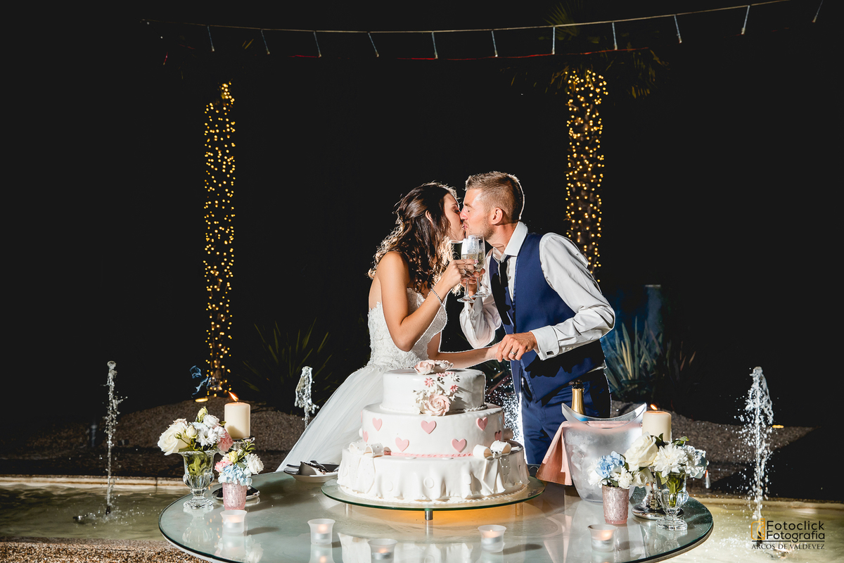 beijo dos noivos no corte do bolo na quinta stº andré