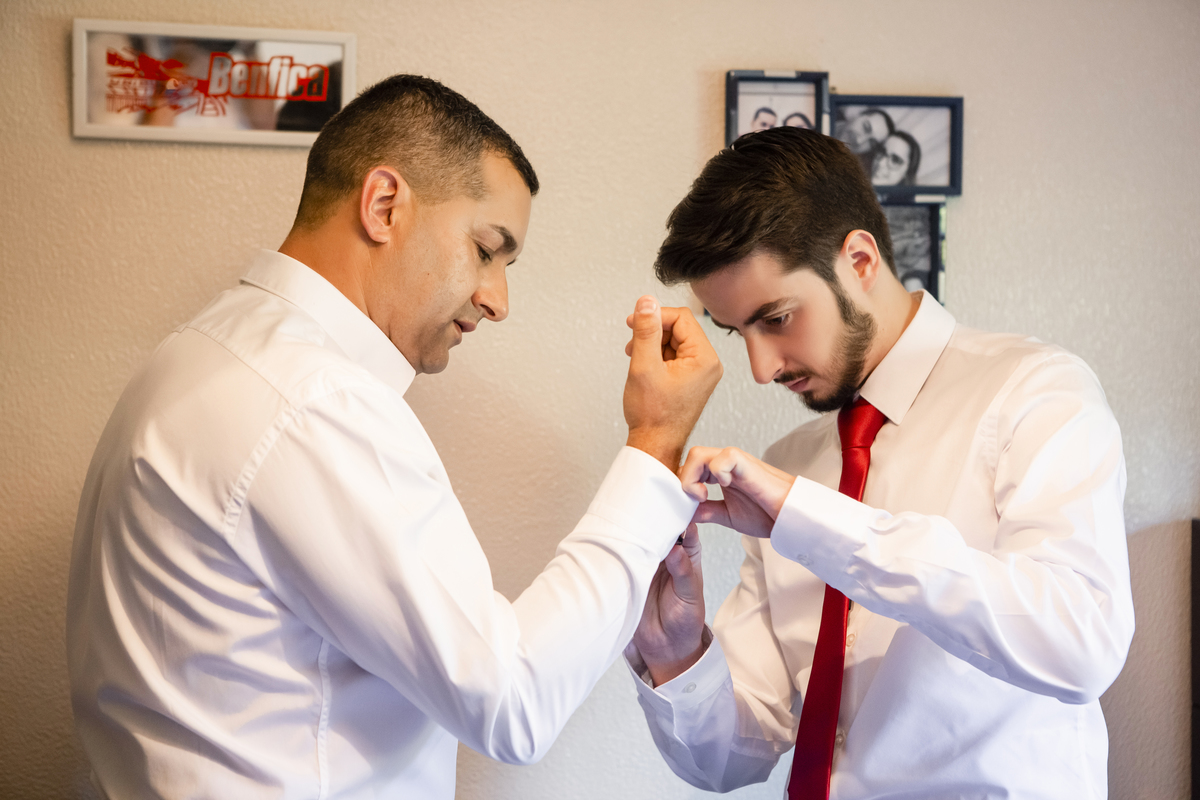 padrinho ajudar noivo arranjar-se