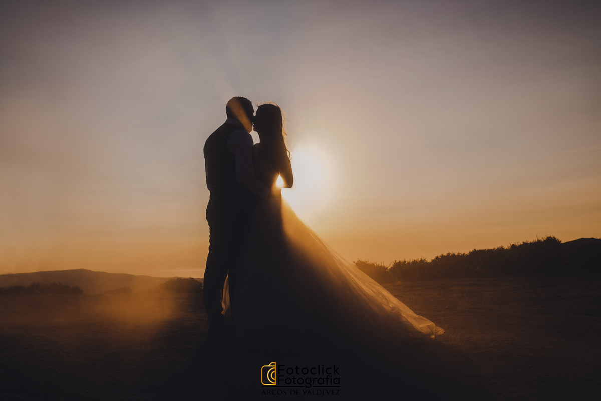 por do sol com noivos