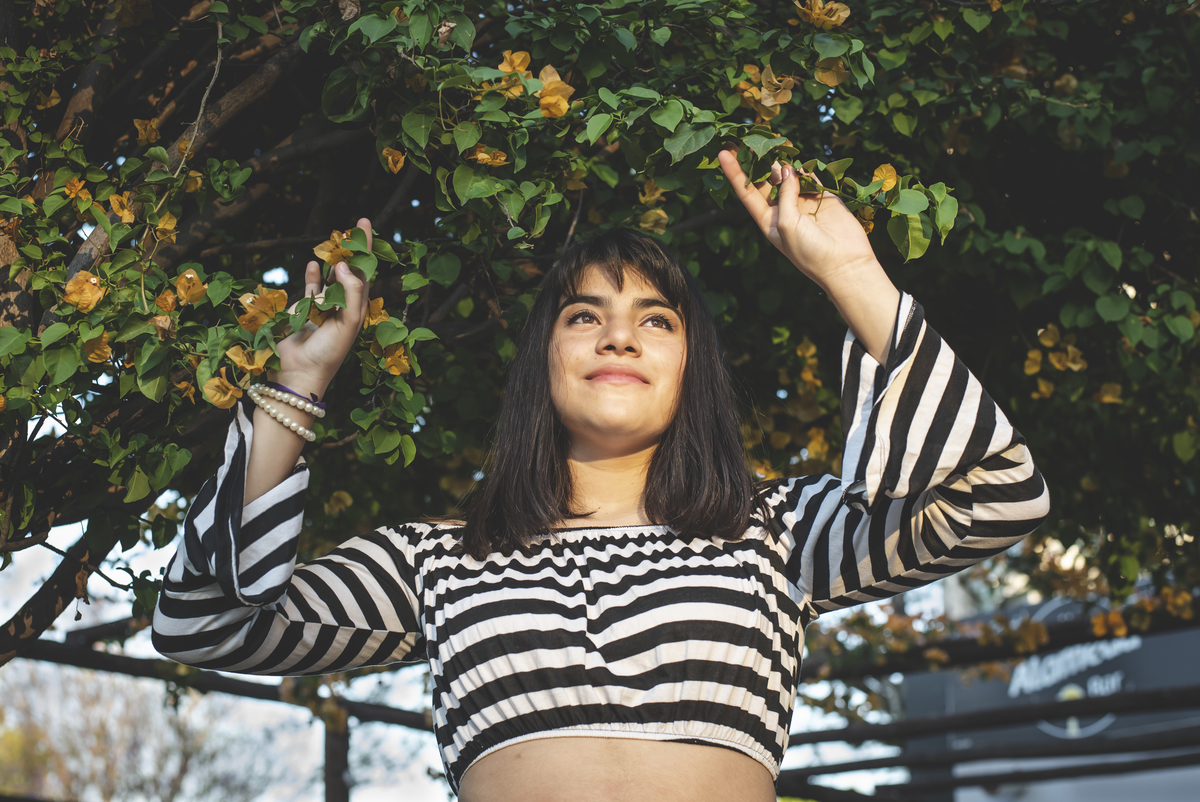 exteriores de 15 años sesión urbana en el parque de Victoria Yani