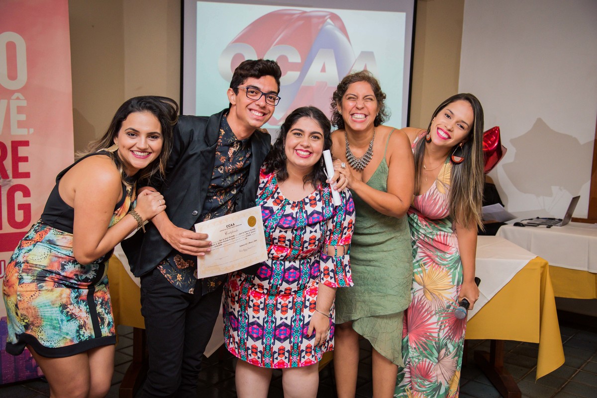 Formatura CCAA Itaboraí 2017 na Vacaria Churrascaria recebendo diploma