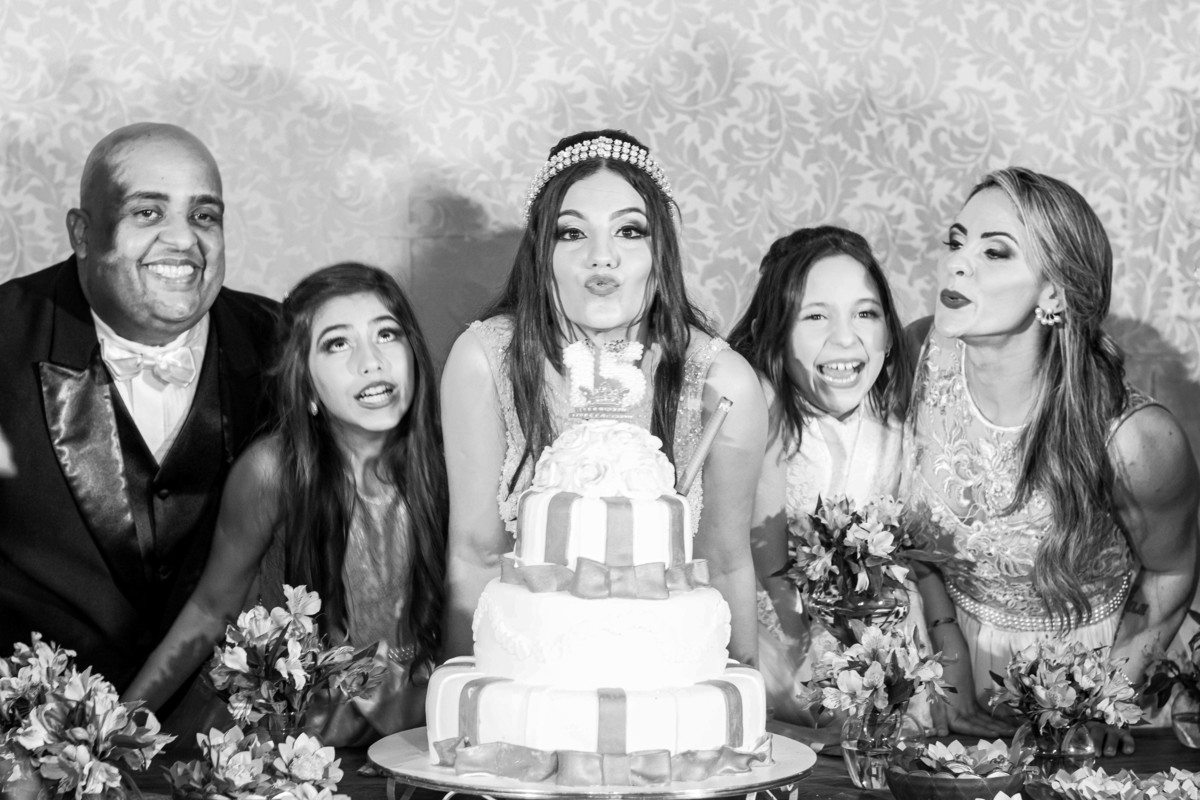 15 Anos Victoria Almeida - Casa Vip - Itaboraí soprando vela