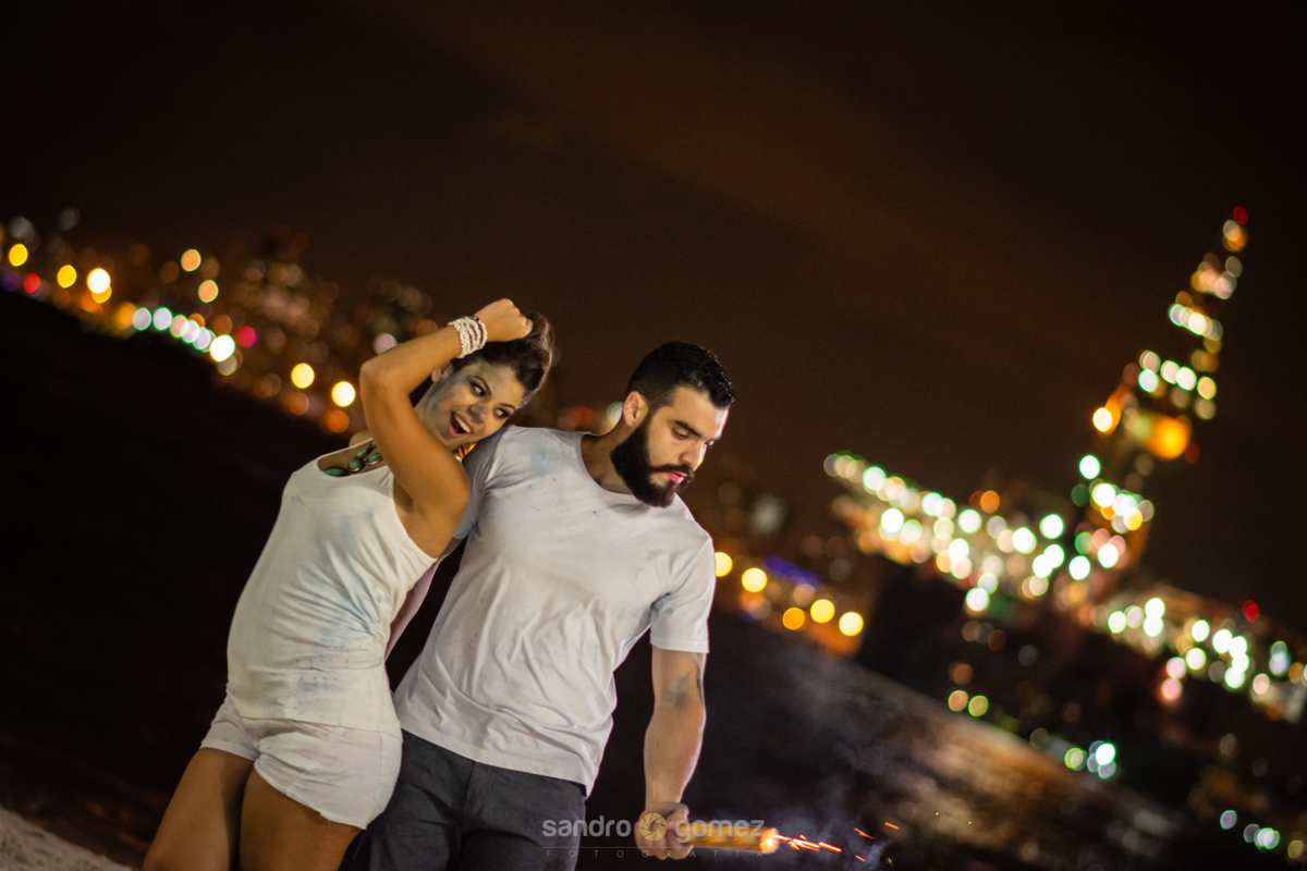 Pré Wedding Bethânia e Leo na praia de Boa Viagem bastão de fumaça ensaio