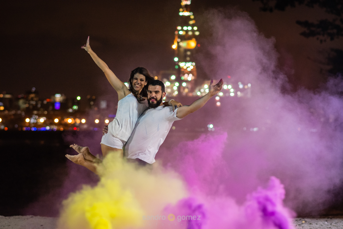 Pré Wedding Bethânia e Leo na praia de Boa Viagem bastão de fumaça ensaio