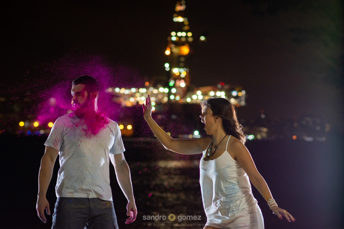Pré Wedding Bethânia e Leo na praia de Boa Viagem ensaio Pó colorido Holi Powder