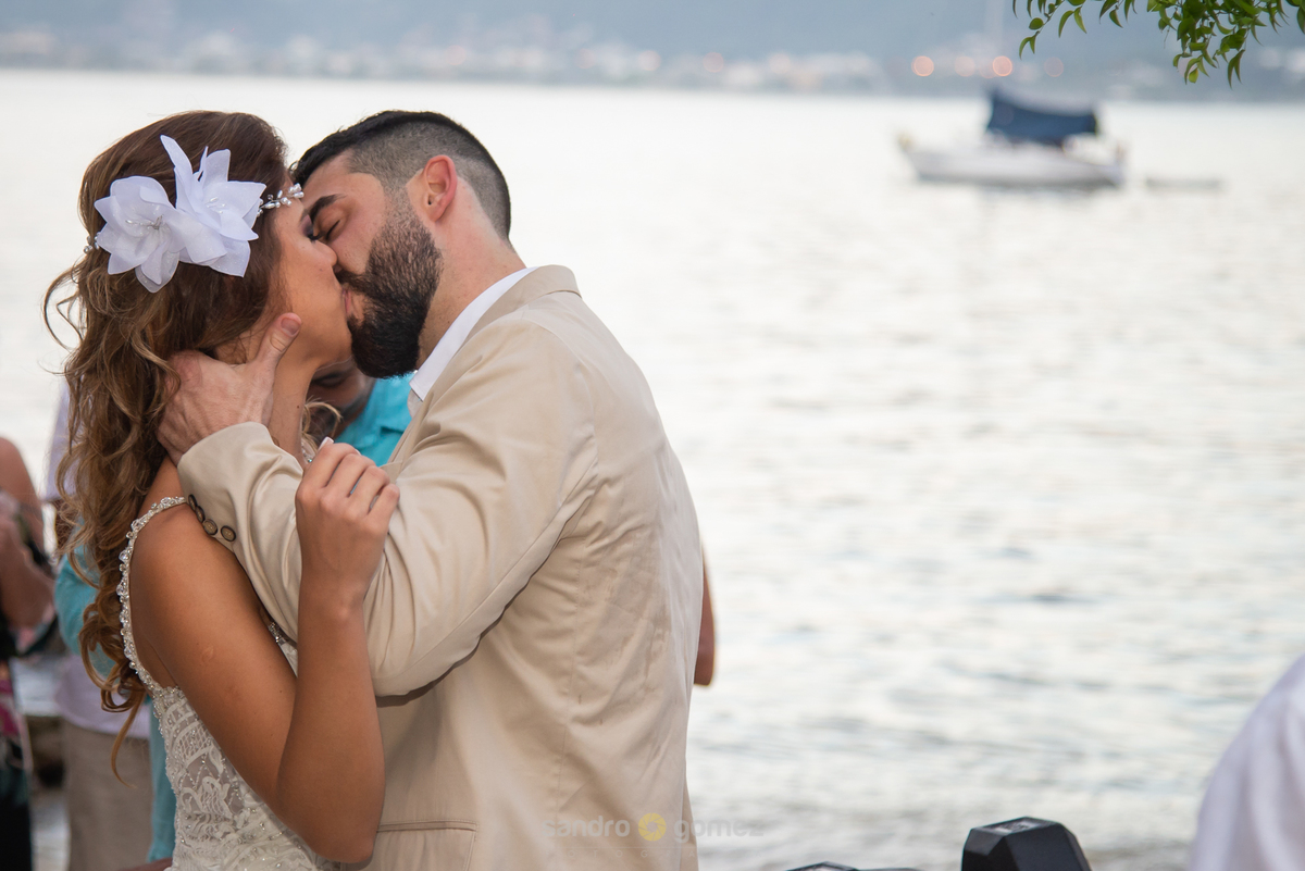Casamento Bethânia Goulart e Leonardo Paiva realizado na Guarderya Beach Club - Jurujuba - Niterói - RJ