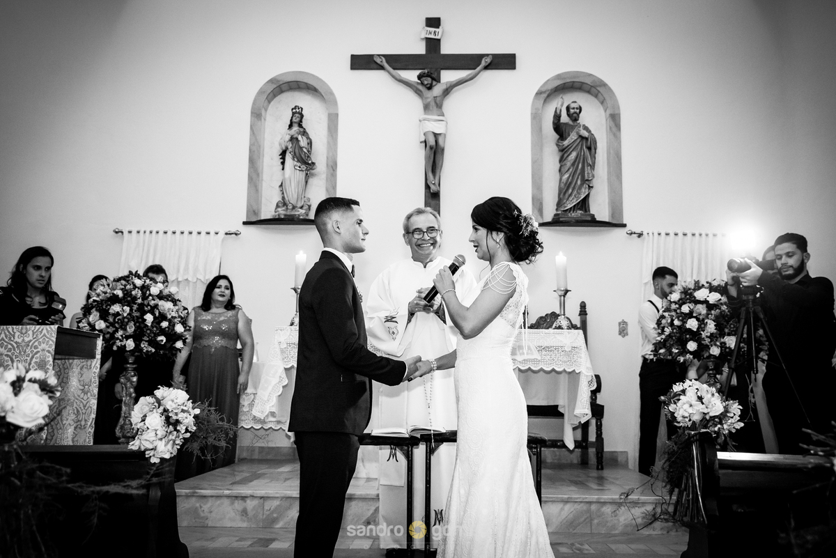 Casamento da Ariana Pestana e do Marcos Viana. Cerimônia realizada na Paróquia São Pedro Apóstolo de Venda das Pedras.