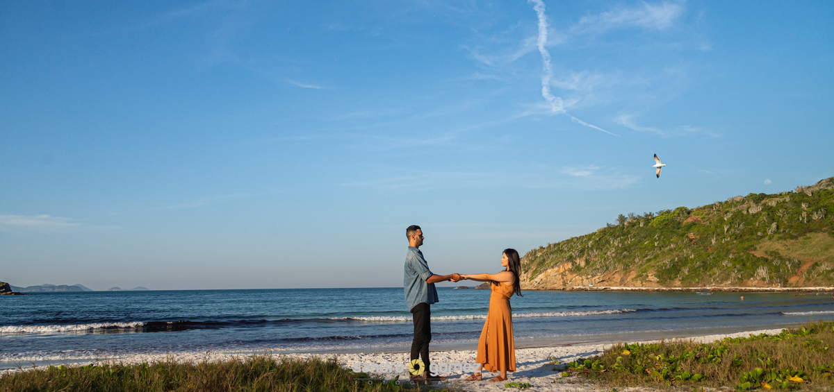 Ensaio Pré Wedding da Ana Paula e do Thiago Moraes realizado na Praia do Pontal e na Praia Grande - Arraial do Cabo - RJ
