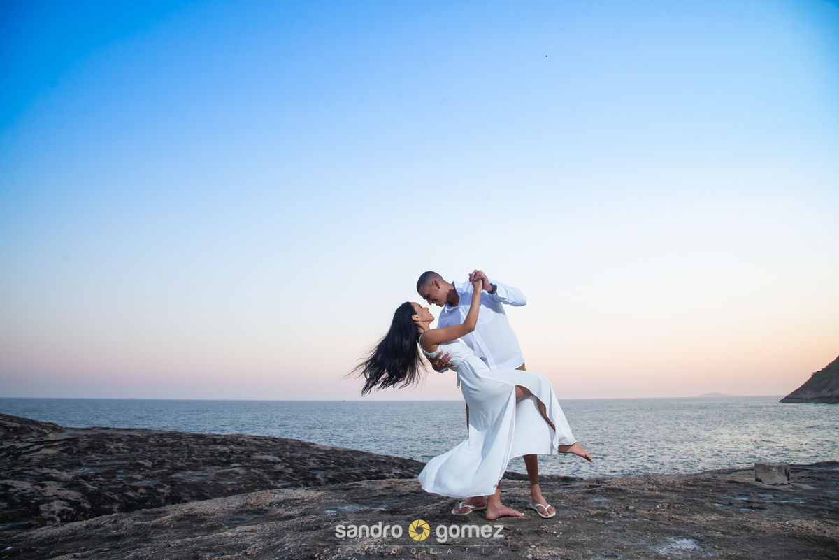 Ensaio pré wedding da Cristiane Santos e do Maicon Gomes realizado no Campo de São Bento e na praia de Itaquatiara - Niterói - RJ