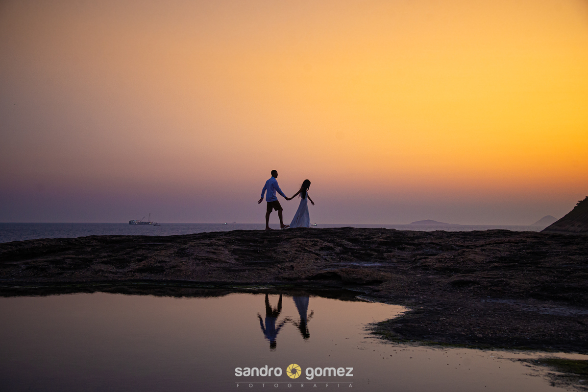 Ensaio pré wedding da Cristiane Santos e do Maicon Gomes realizado no Campo de São Bento e na praia de Itaquatiara - Niterói - RJ