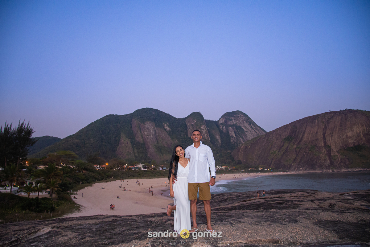 Ensaio pré wedding da Cristiane Santos e do Maicon Gomes realizado no Campo de São Bento e na praia de Itaquatiara - Niterói - RJ