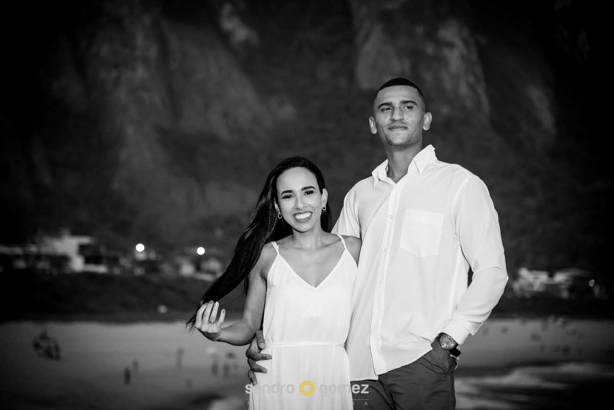 Ensaio pré wedding da Cristiane Santos e do Maicon Gomes realizado no Campo de São Bento e na praia de Itaquatiara - Niterói - RJ