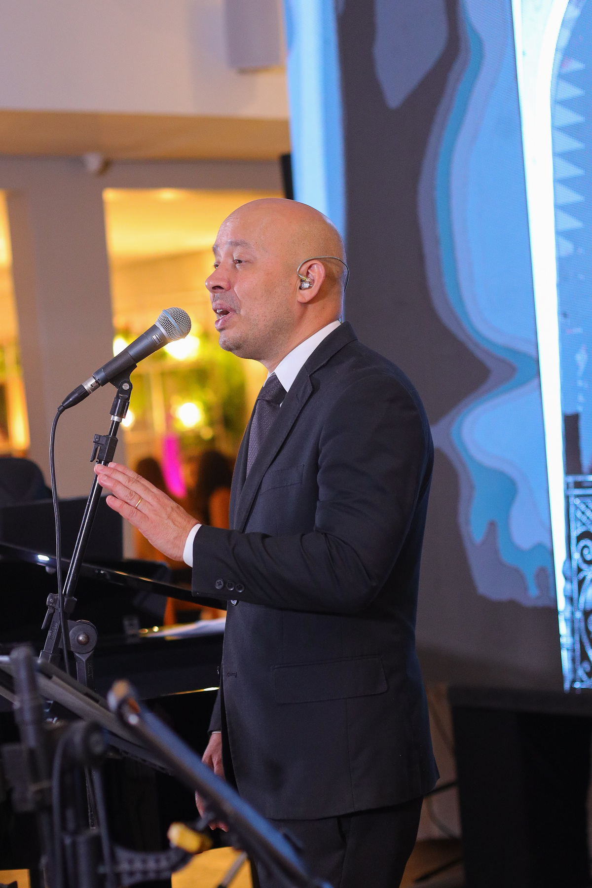 Rebeka dançando a valsa de 15 anos com vestido rosa