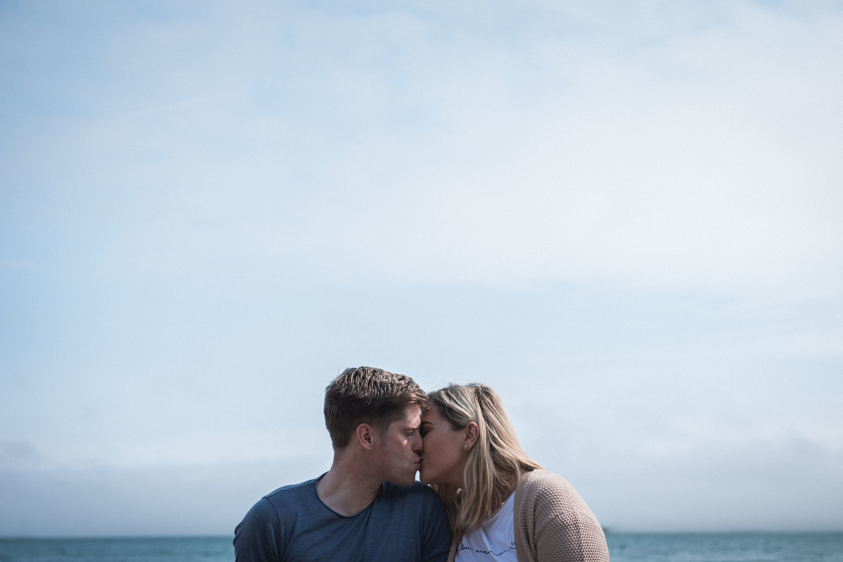 couple-in-ireland-beach