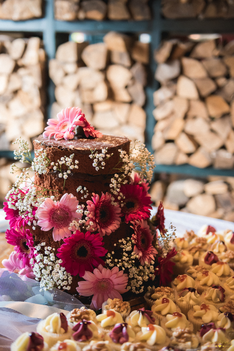 cake wedding dress bride newbury england europe intimate creative wedding creative photography