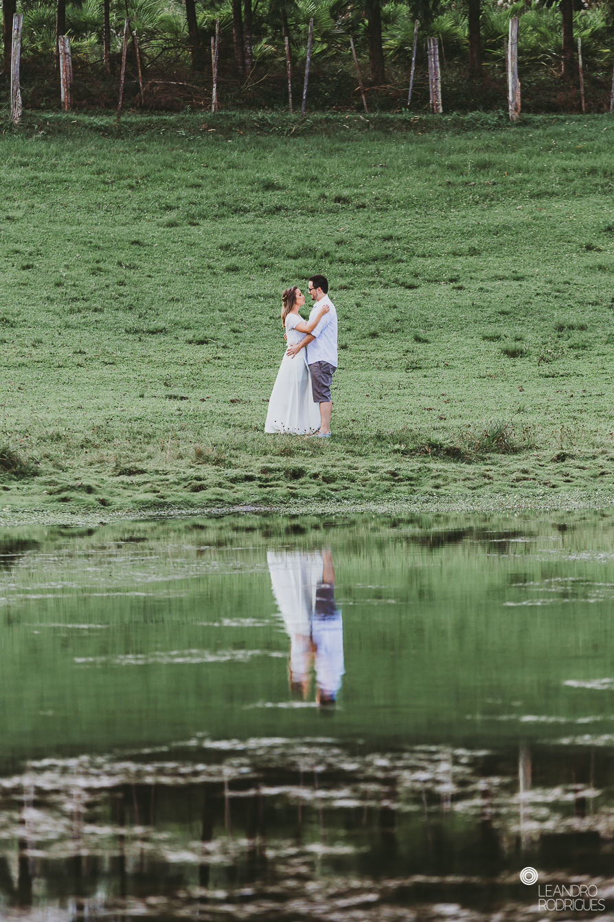 ensaio fotográfico, pré wedding, noivos, noiva, noivo, buquê, ensaio na fazendo, casamento na fazenda, fotógrafo de casamento, foto com cavalo, ensaio de casal, ensaio na natureza, noivos apaixonados, roupa de ensaio, 