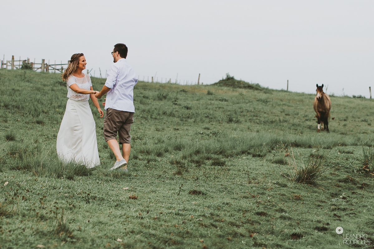ensaio fotográfico, pré wedding, noivos, noiva, noivo, buquê, ensaio na fazendo, casamento na fazenda, fotógrafo de casamento, foto com cavalo, ensaio de casal, ensaio na natureza, noivos apaixonados, roupa de ensaio, 