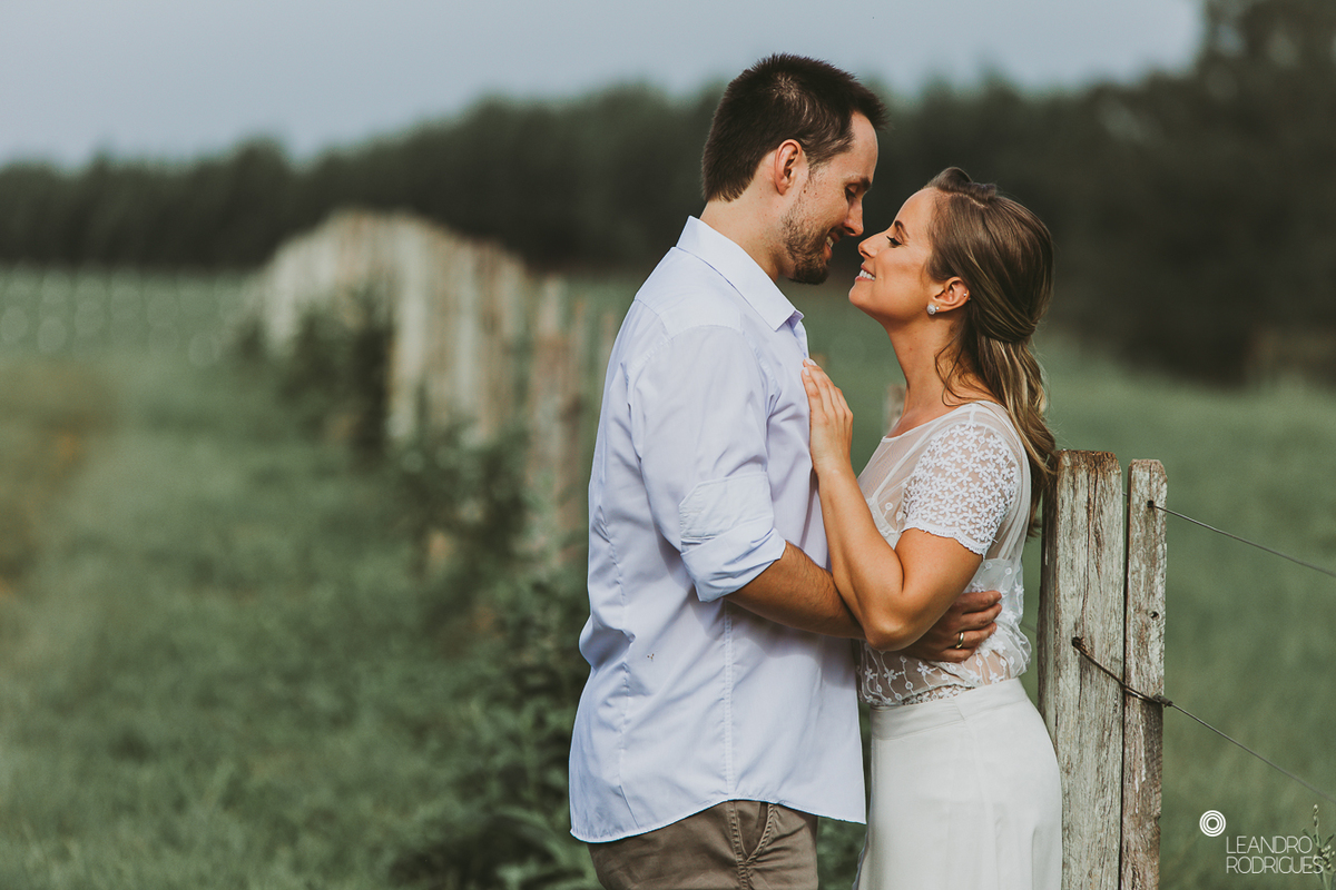 ensaio fotográfico, pré wedding, noivos, noiva, noivo, buquê, ensaio na fazendo, casamento na fazenda, fotógrafo de casamento, foto com cavalo, ensaio de casal, ensaio na natureza, noivos apaixonados, roupa de ensaio, 