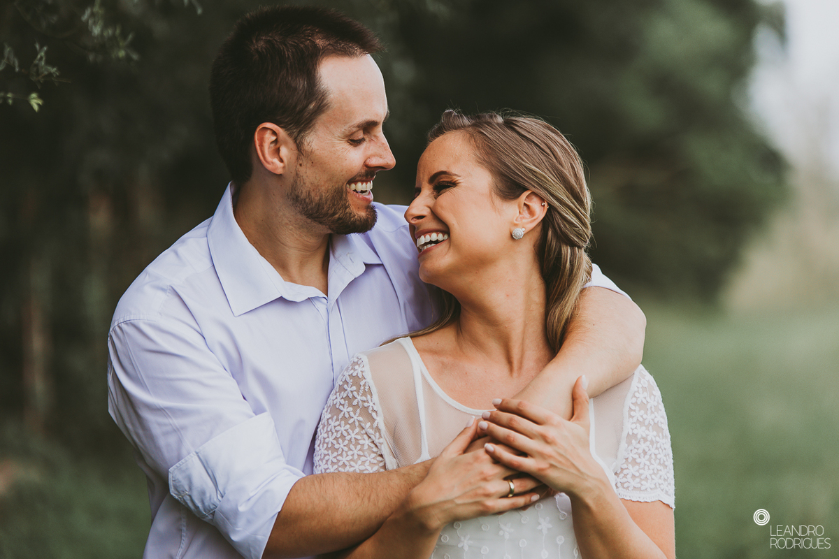 ensaio fotográfico, pré wedding, noivos, noiva, noivo, buquê, ensaio na fazendo, casamento na fazenda, fotógrafo de casamento, foto com cavalo, ensaio de casal, ensaio na natureza, noivos apaixonados, roupa de ensaio, 