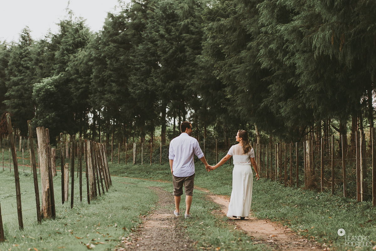 ensaio fotográfico, pré wedding, noivos, noiva, noivo, buquê, ensaio na fazendo, casamento na fazenda, fotógrafo de casamento, foto com cavalo, ensaio de casal, ensaio na natureza, noivos apaixonados, roupa de ensaio, 