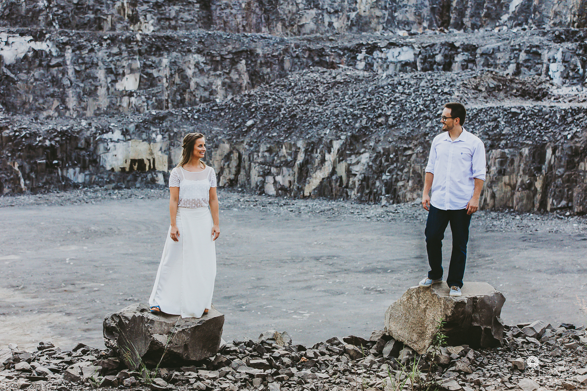 ensaio fotográfico, pré wedding, noivos, noiva, noivo, buquê, ensaio na fazendo, casamento na fazenda, fotógrafo de casamento, foto com cavalo, ensaio de casal, ensaio na natureza, noivos apaixonados, roupa de ensaio, 